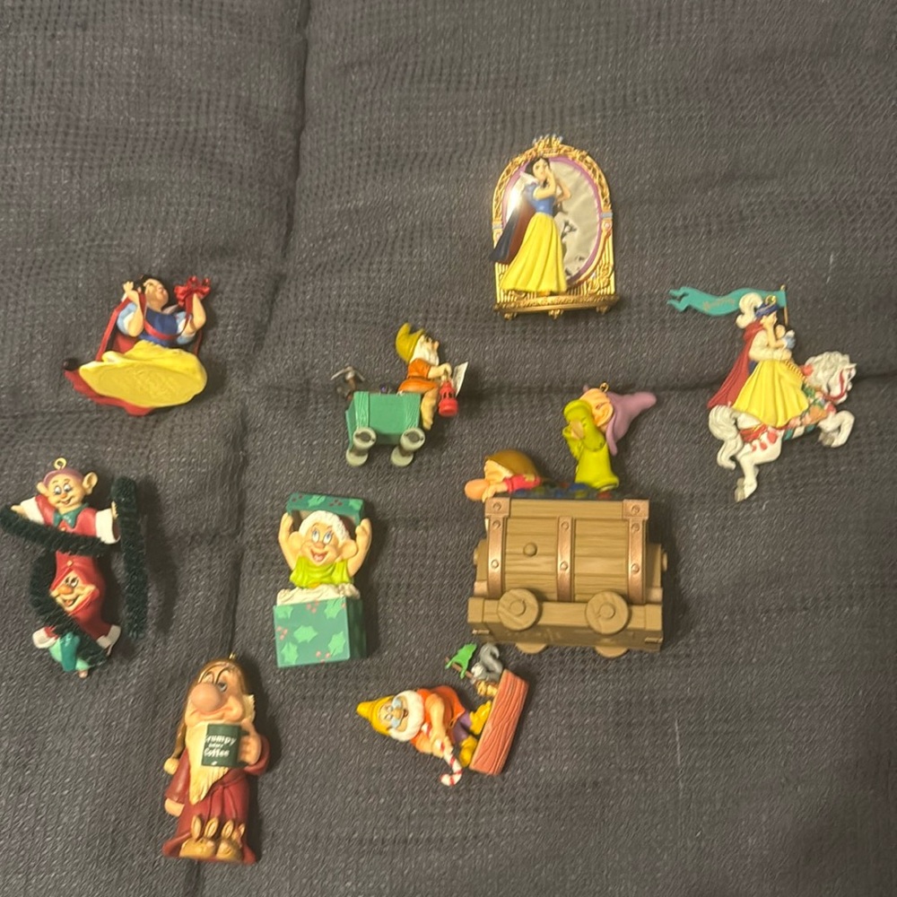 Disney Snow White 9 piece ornament vintage in great condition